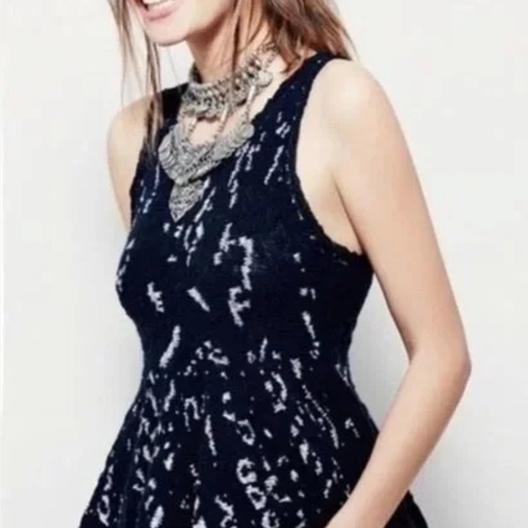 Free People Women’s Flared Bohemian Scoop Stylish Black And White Sweater Top M - Picture 1 of 10